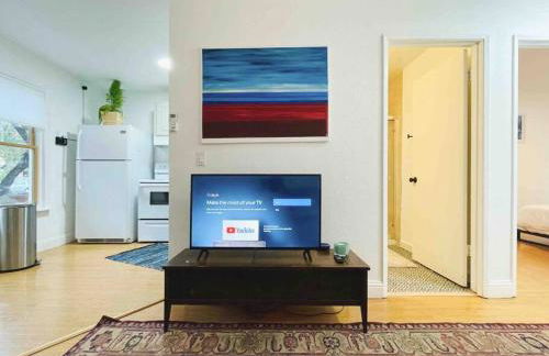 Artist's retreat near the heart of the city - Photo 3