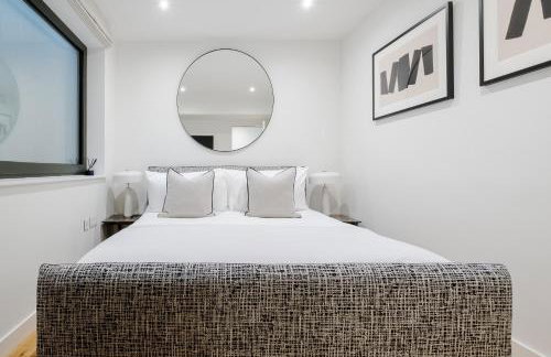 Luxury Central Mayfair Townhouse with A/C 3BR 3BA - Photo 18