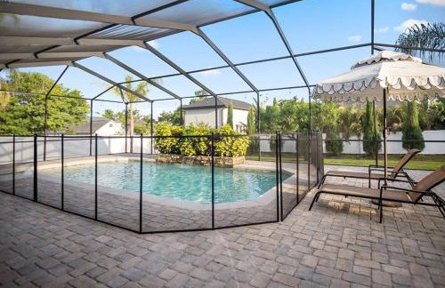 Elegant Home with Pool, Office, Theater, and Fence - Foto 27