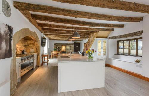 10 Bed Stunning House in village, with Hot Tub - Photo 35