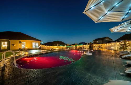 Spacious Country Farmhouse Retreat, Sleeps 16, Pool, Movie Room - Foto 80