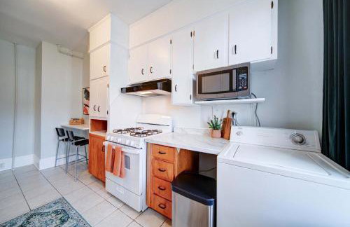 Retro 1BR in Elizabeth with Porch & Eclectic Design - Foto 21