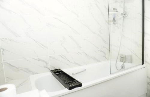 Luxury 3-Bedroom Home , with Free parking - Photo 19