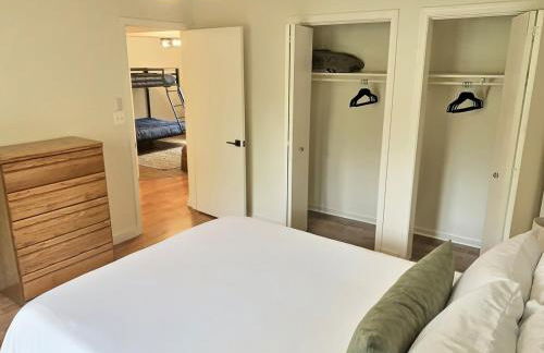 The Sawyer Hideaway - 3BR 2B with Hot Tub & Fire Pit - 5 mins to beach - Photo 31