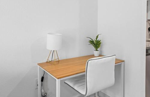 Trendy 1BR Apt with King Bed Pool Gym and Close to Beach - Foto 8