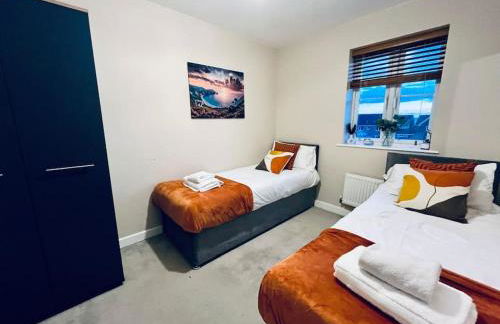 Spacious 4 Bedroom, 3 Bath House by Jesswood Properties Contractors, Business and Leisure with Free Parking and WIFI - Foto 24