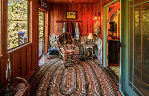 Luxury Riverfront Lodge - Sleeps 12, VIEWS, Fireplaces, Dogs OK - Photo 26