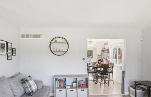 Newly Luxury Dream Home With 4 Bedroom 2 Full Bath, Full Body Massage Chair, 65Inch TV, Nice Deck, Fenced Backyard, Private Gym - Foto 1