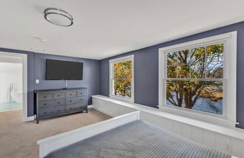 Waterfront Retreat with Private Dock and Fire Pit, Sleeps 8, Outdoor Dining, Spa-Style Primary, Gourmet Kitchen with Dual Dishwashers, Gas Fireplace, River Views, Bright Open Layout, Central AC, Perfect Coastal Escape for Families, 24 Hr Hospitality - Foto 51