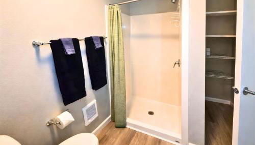 Cozy Micro Suite Unit 1 Sleeps 2 Minutes to Downtown - Foto 4, towels, Shower, wardrobe