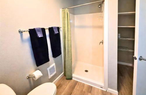 Cozy Micro Suite Unit 1 Sleeps 2 Minutes to Downtown - Foto 4