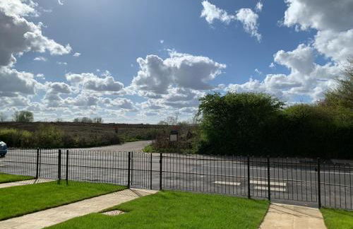 Spacious Entire 4 Bed House With 2 Free Parking Bays Early Check-in Late Check- Out Allowed - Foto 1