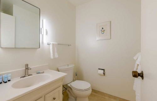 Beachfront Retreat with Ocean Views - Foto 29