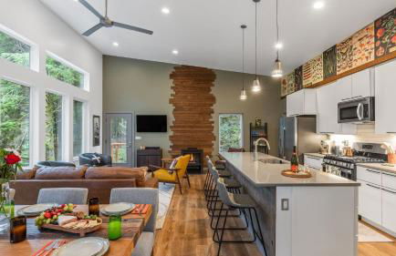 Peaceful Treehouse-Style Stay with Sauna Fire Pit Forest Views Near the Coast The Treehouse by AvantStay - Foto 3