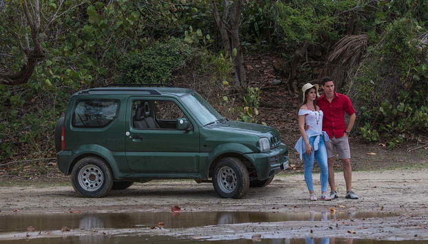 Jeep Safari por el Parque Nacional Cristóbal Colón - Foto 2, Una foto en pareja junto al 4x4 antes de comenzar la ruta