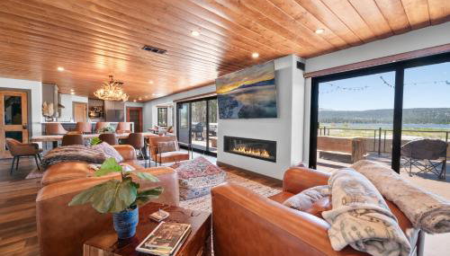 The Lazy Bear - Indulge in breathtaking views of the expansive lake from this charming cabin. - Foto 1