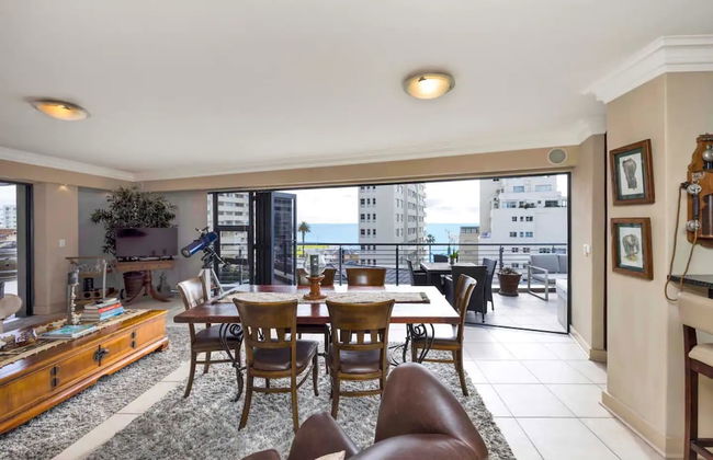 Bright and Stylish Beachfront Apartment - Foto 9