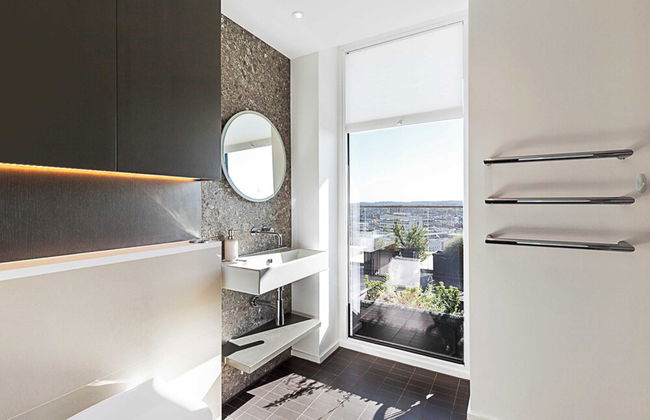 Luxurious 3-bed Sky-high Battersea Gem - Foto 13