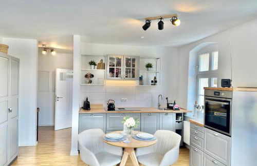 Modernes Appartement "ALTE MÄDCHENSCHULE", inkl Stellplatz, E-Bike Ladestation, Boxspringbett, Business, 2 Personen, gratis Kaffee und Tee, WLAN - Foto 1