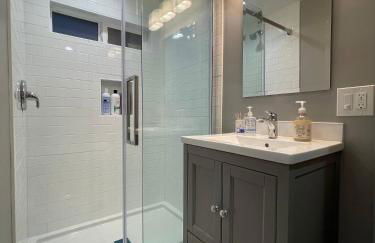 Brand New Guest Suite + Full Kitchen + Parking - Foto 8