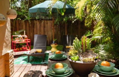 The Rum Locker - 1 King - 2 Twins - Private home and Patio - Sleeps 4 - Foto 1