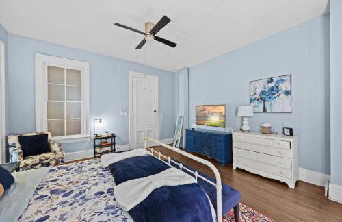 Elegant Manor w Private Yard & Modern Amenities - Foto 59