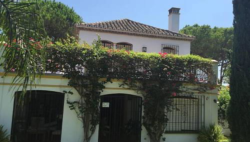 Nice villa with a garden - Photo 1