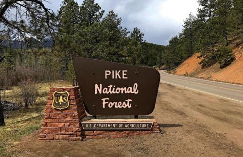 Cozy Riverfront Cabin with Fireplace & Deck - Foto 53