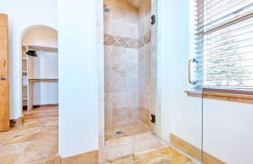 Family Fun Fireplace & Huge Deck - Photo 31