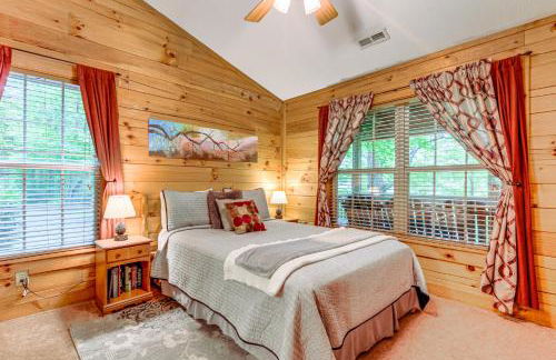 Serene Maggie Valley Retreat with Deck and Hot Tub! - Foto 15