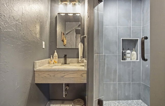 3-story 6-bedroom 4 Bathrooms 3min-asian Dist - Photo 70