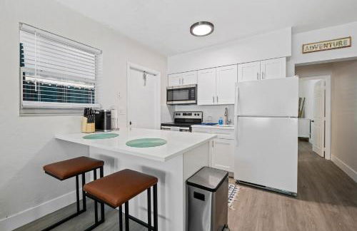 Comfy BNB w/ King Bed + Work/Travel + Beach 8 Min - Foto 5