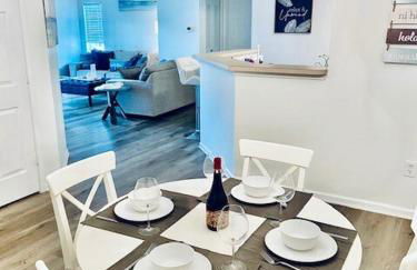 Coastal Condo with pool, minutes from beach - Foto 1