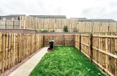 2-Bedroom Holiday Home With Private Garden & Parking - Foto 27