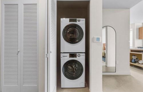 Spacious Condo to Steps from the Kaseya Center - Foto 32