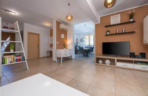 Villa Gloria, villa with heated pool - Foto 8