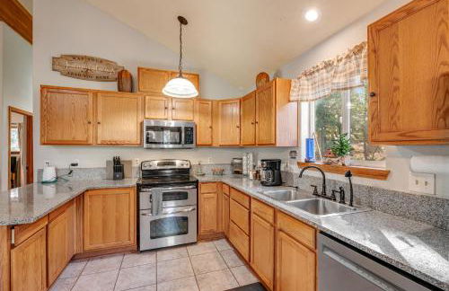 Deer-Friendly Cabin with Mountain Views and Fire Pit - Foto 18