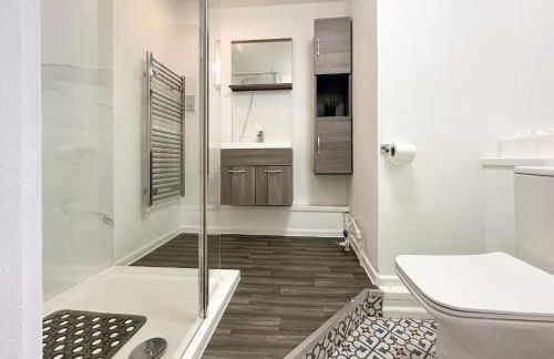 6-Bedroom Contractor House with 9 Beds - Managed by Your Lettings Short Lets & Serviced Accommodation Peterborough including Free Parking and WiFi and Netflix - Photo 29