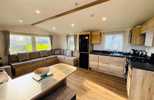 Shamrocks Cove Caravan - Award-Winning Coastal Retreat - Photo 26