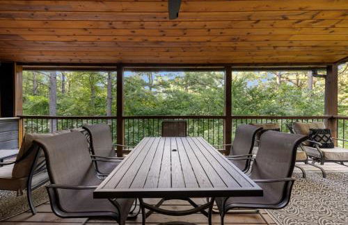 Cozy Cabin with Hot Tub, Fire Pit and Arcade Games - Foto 48