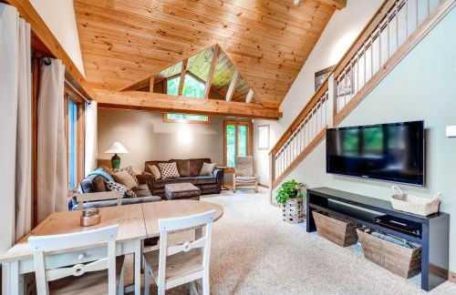 Waterfront Highland Lake Home with Deck and Dock - Foto 5