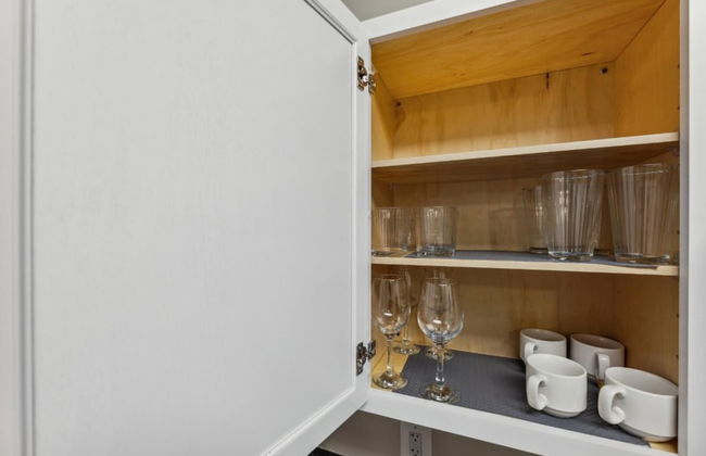 Stylish 1 BR Apartment w Movie Theater - Photo 34