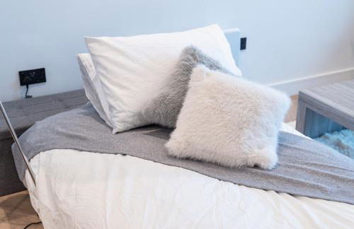 Luxury 2 Bed Apartment, with a balcony city & canal view in Manchester City Centre! - Foto 38