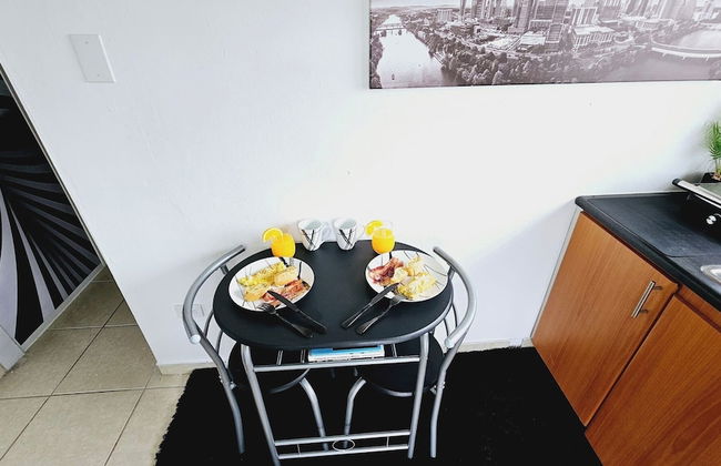 Cozy and Modern Apartment Black & White With Jacuzzi on Terrace - Photo 36