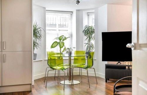 Central 2-Bed, 2-Bath Apartment - Photo 6