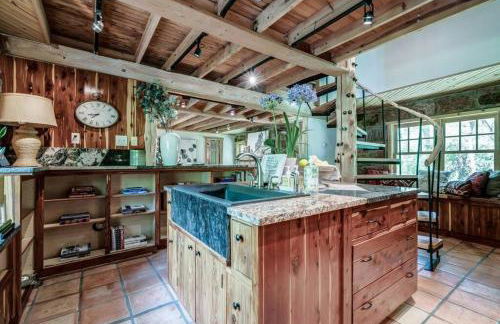 Cozy Cabin on Route 66 with Hot Tub- Edmond, OK - Foto 18