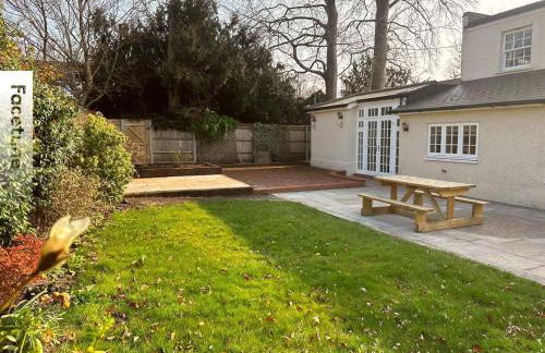 Charming Surrey Cottage perfect for Autumn or Winter gatherings - Photo 30