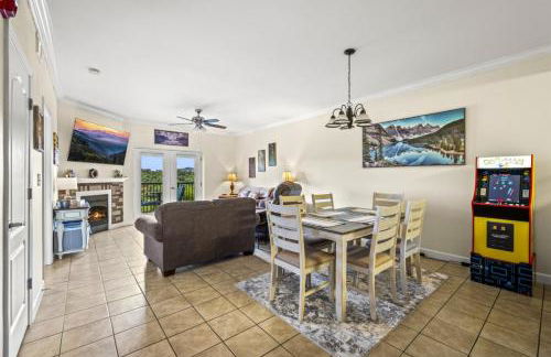 Smoky Mountain View Condo- Hot Tub, Indoor Pool, Walking Path, Playground - Foto 1