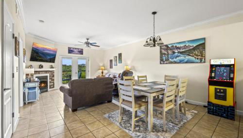 Smoky Mountain View Condo- Hot Tub, Indoor Pool, Walking Path, Playground - Foto 1