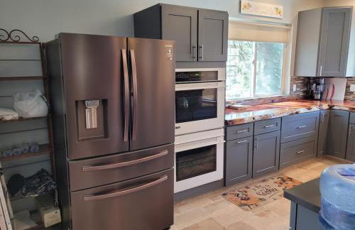 Newly remodeled mountain home! - Photo 19